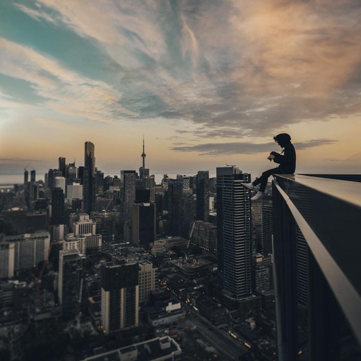 Parents evaluating schools in France